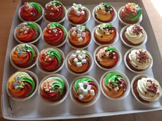 Světlý cupcake dozdobený pudinkovým krémem